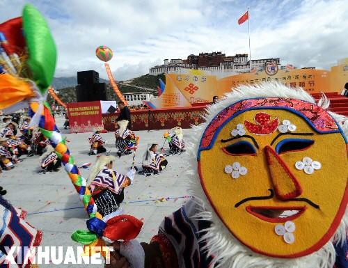 Trung Quốc: Lễ “ăn sữa chua” biến thành Lễ hội văn hóa Phật giáo và diễn kịch Tây Tạng.